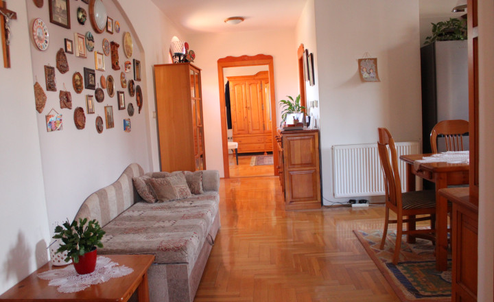 Rodinný dom v španielskom štýle v obci Trhová Hradská - fotografia 5