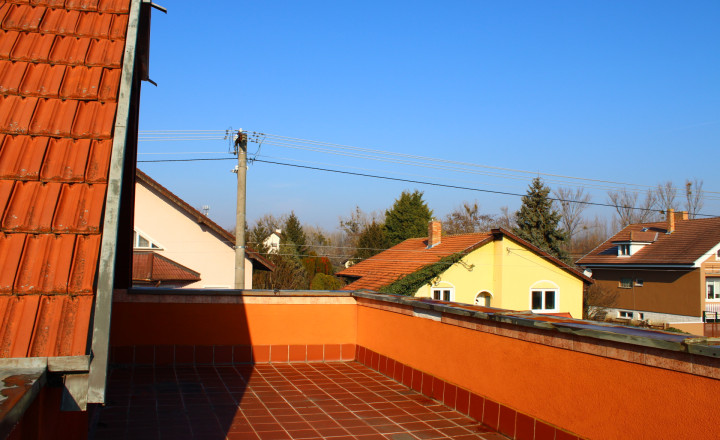 Rodinný dom v španielskom štýle v obci Trhová Hradská - fotografia 12