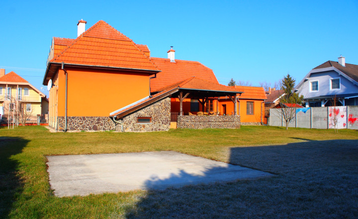 Rodinný dom v španielskom štýle v obci Trhová Hradská - fotografia 15