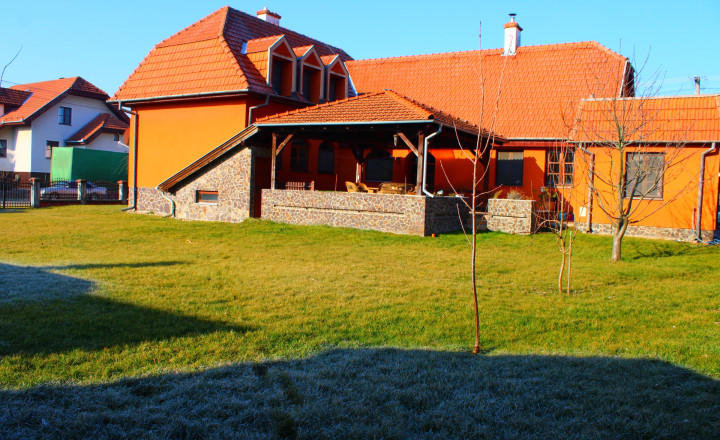 Rodinný dom v španielskom štýle v obci Trhová Hradská - fotografia 19