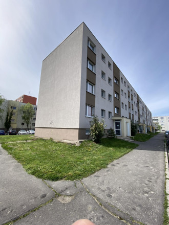 REZERVOVANÉ   119 990,- € Ponúkam na predaj kompletne prerobený 3 izbový  byt  s loggiou  v Dunajskej  Strede