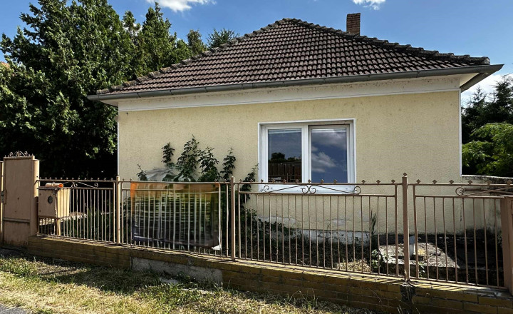 NOVÁ CENA / 140 000,- € Na predaj 3 izbový rodinný dom  s altánkom , s garážou a s krbom v tichej a pokojnej  lokalite v  obci Malé Dvorníky