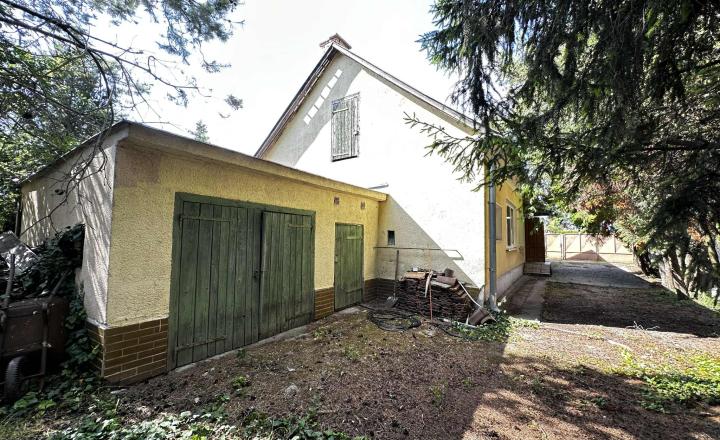 NOVÁ CENA / 140 000,- € Na predaj 3 izbový rodinný dom  s altánkom , s garážou a s krbom v tichej a pokojnej  lokalite v  obci Malé Dvorníky - fotografia 2