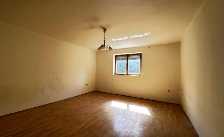 NOVÁ CENA / 140 000,- € Na predaj 3 izbový rodinný dom  s altánkom , s garážou a s krbom v tichej a pokojnej  lokalite v  obci Malé Dvorníky - fotografia 18