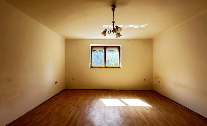 NOVÁ CENA / 140 000,- € Na predaj 3 izbový rodinný dom  s altánkom , s garážou a s krbom v tichej a pokojnej  lokalite v  obci Malé Dvorníky - fotografia 19