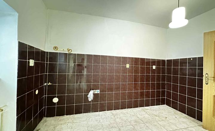 NOVÁ CENA / 140 000,- € Na predaj 3 izbový rodinný dom  s altánkom , s garážou a s krbom v tichej a pokojnej  lokalite v  obci Malé Dvorníky - fotografia 23