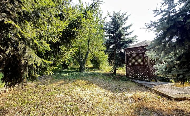 NOVÁ CENA / 140 000,- € Na predaj 3 izbový rodinný dom  s altánkom , s garážou a s krbom v tichej a pokojnej  lokalite v  obci Malé Dvorníky - fotografia 35