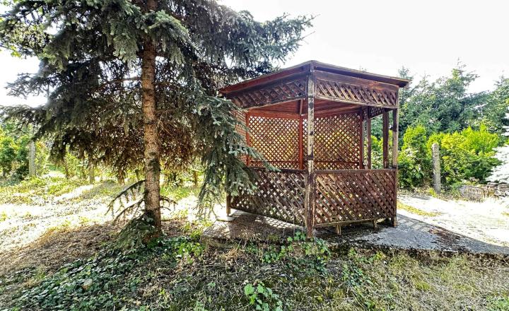 NOVÁ CENA / 140 000,- € Na predaj 3 izbový rodinný dom  s altánkom , s garážou a s krbom v tichej a pokojnej  lokalite v  obci Malé Dvorníky - fotografia 36