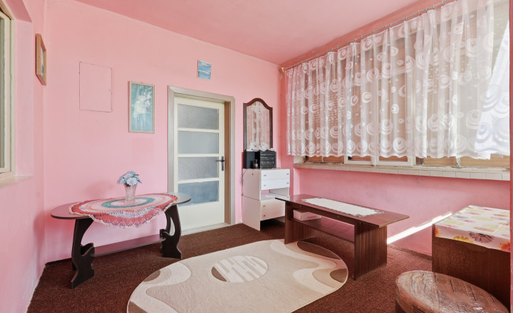 Starší rodinný dom vo vyhľadávanej obci na predaj - fotografia 2