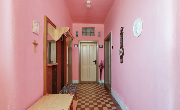 Starší rodinný dom vo vyhľadávanej obci na predaj - fotografia 1