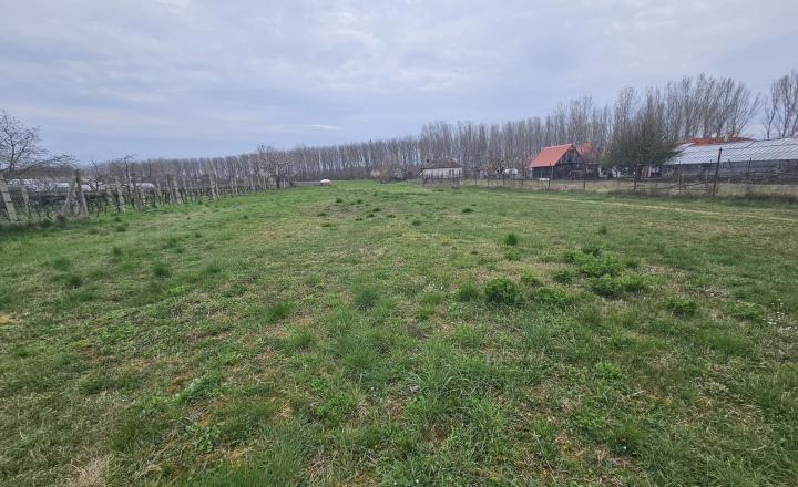Stavebný pozemok - fotografia 1