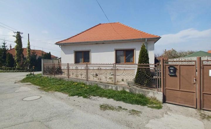 Nasťahujte sa bez starostí, bez nutnosti rekonštrukcie! 4 izbový rodinný dom s garážou v Gabčíkove - fotografia 2
