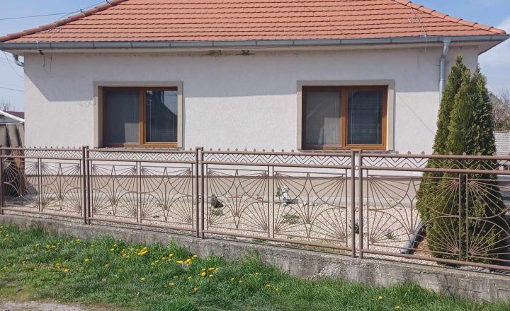 Nasťahujte sa bez starostí, bez nutnosti rekonštrukcie! 4 izbový rodinný dom s garážou v Gabčíkove - fotografia 3