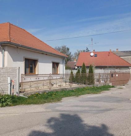 Nasťahujte sa bez starostí, bez nutnosti rekonštrukcie! 4 izbový rodinný dom s garážou v Gabčíkove - fotografia 1