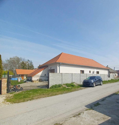 Nasťahujte sa bez starostí, bez nutnosti rekonštrukcie! 4 izbový rodinný dom s garážou v Gabčíkove