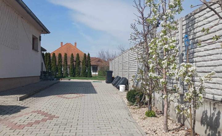 Nasťahujte sa bez starostí, bez nutnosti rekonštrukcie! 4 izbový rodinný dom s garážou v Gabčíkove - fotografia 5