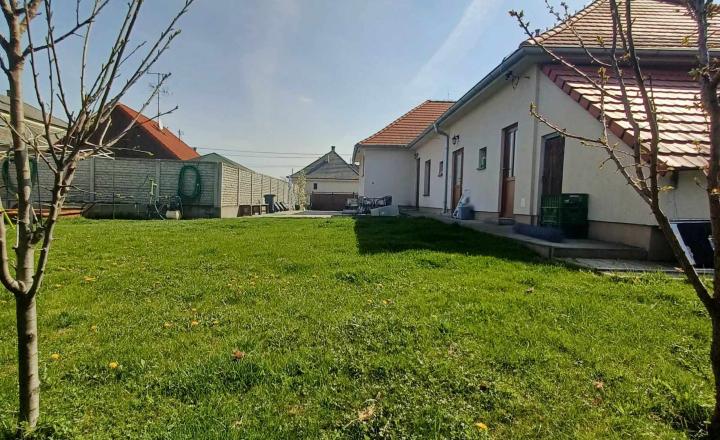 Nasťahujte sa bez starostí, bez nutnosti rekonštrukcie! 4 izbový rodinný dom s garážou v Gabčíkove - fotografia 6