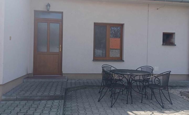 Nasťahujte sa bez starostí, bez nutnosti rekonštrukcie! 4 izbový rodinný dom s garážou v Gabčíkove - fotografia 10