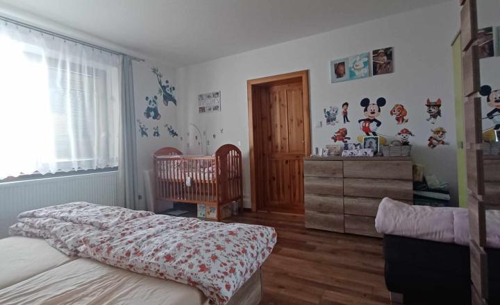 Nasťahujte sa bez starostí, bez nutnosti rekonštrukcie! 4 izbový rodinný dom s garážou v Gabčíkove - fotografia 16