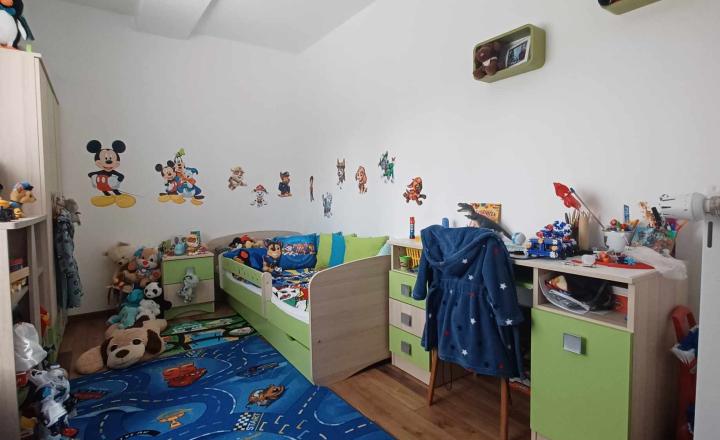 Nasťahujte sa bez starostí, bez nutnosti rekonštrukcie! 4 izbový rodinný dom s garážou v Gabčíkove - fotografia 17