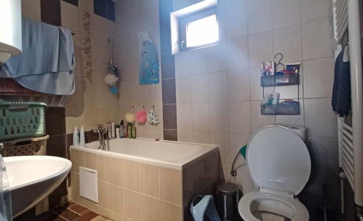 Nasťahujte sa bez starostí, bez nutnosti rekonštrukcie! 4 izbový rodinný dom s garážou v Gabčíkove - fotografia 21