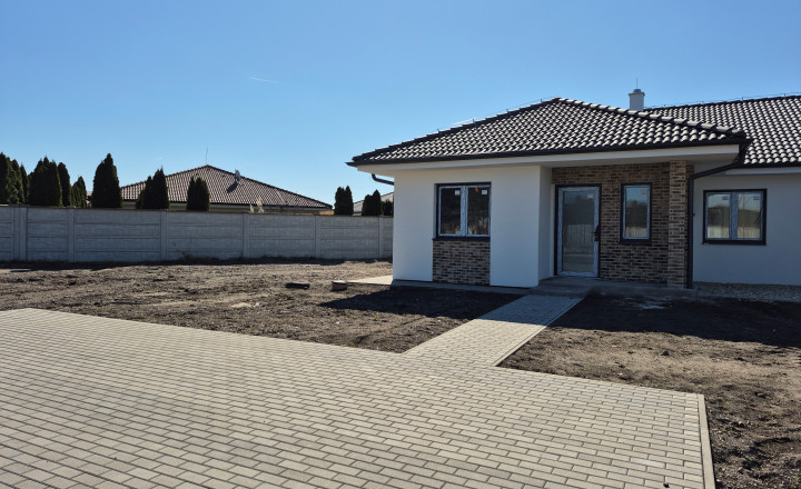 PREDAJ - 3 izbový RD s dvomi bytovými jednotkami v DS - fotografia 1
