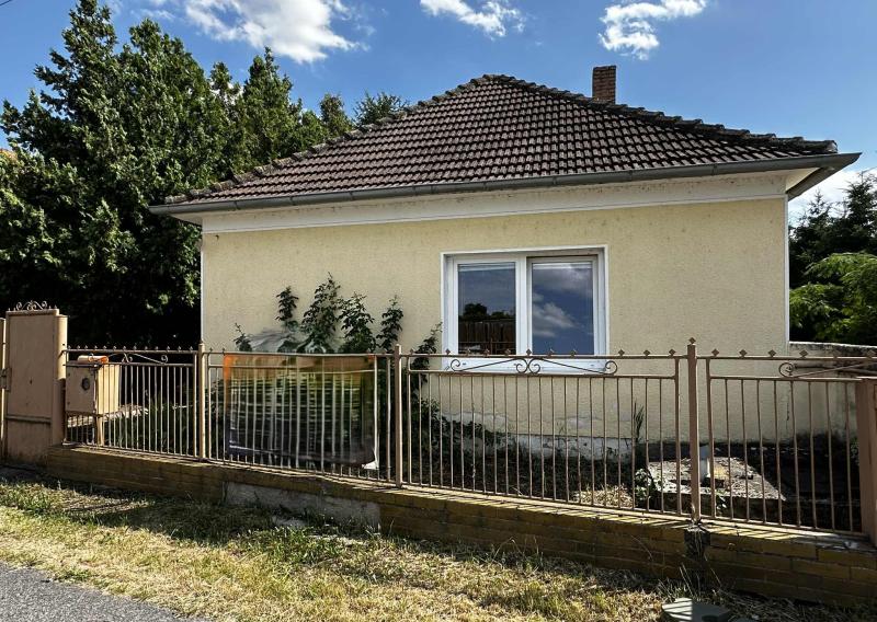 NOVÁ CENA / 140 000,- € Na predaj 3 izbový rodinný dom  s altánkom , s garážou a s krbom v tichej a pokojnej  lokalite v  obci Malé Dvorníky