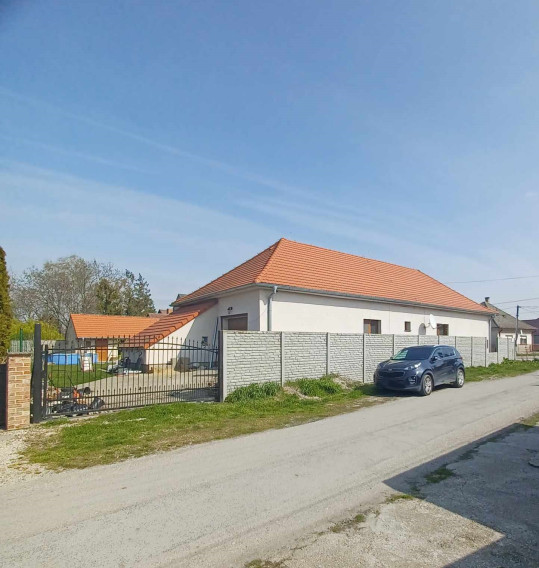 Nasťahujte sa bez starostí, bez nutnosti rekonštrukcie! 4 izbový rodinný dom s garážou v Gabčíkove
